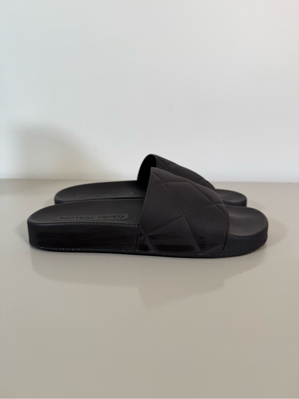 Bottega Veneta NWOT Black Rubber Intrecciato Rubber Pool Slides EU 38 + Dust